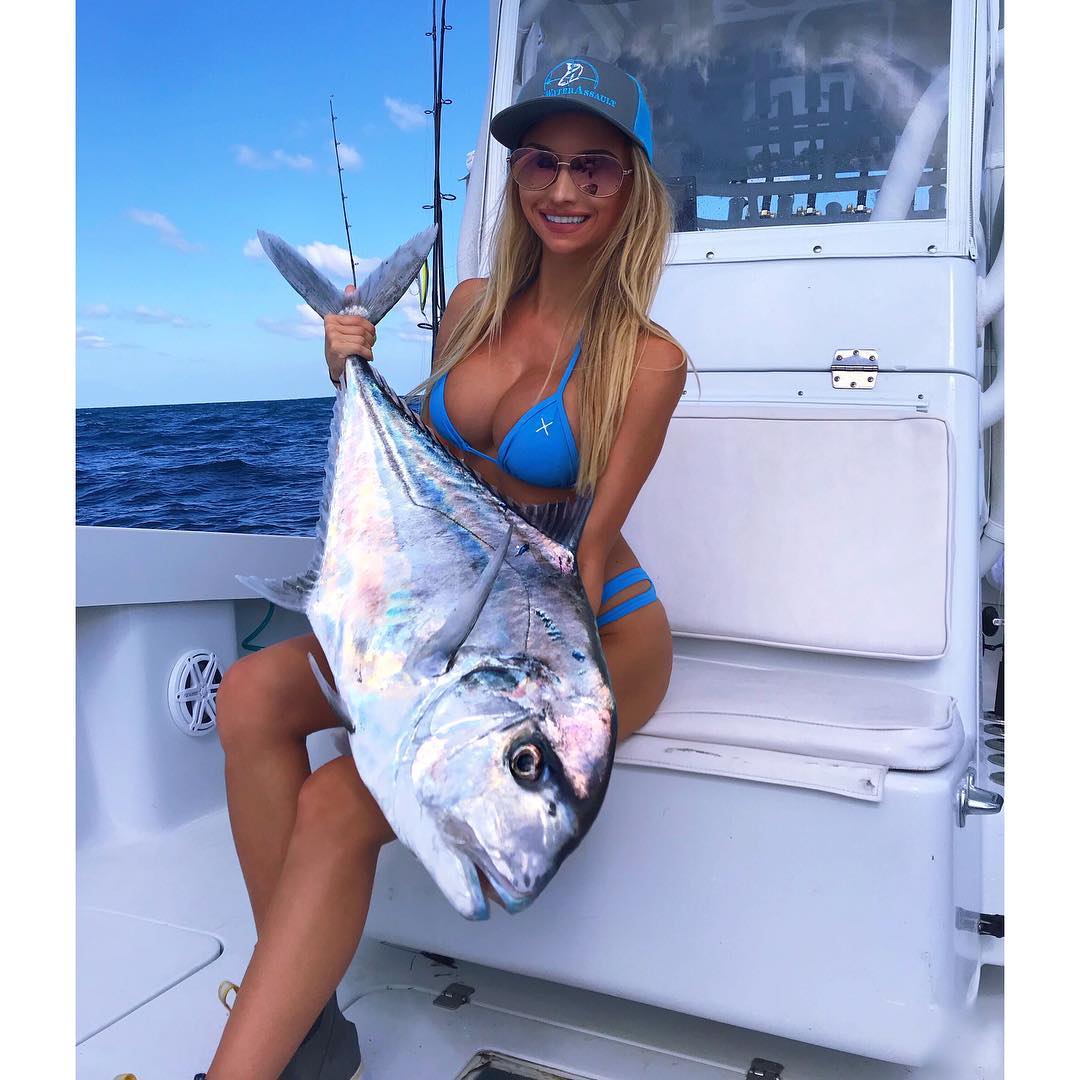 Самая сексуальная рыбачка в мире Эмили Ример и ее фото в бикини