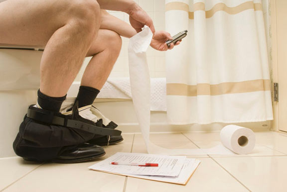 5 важных причин не брать смартфон в туалет