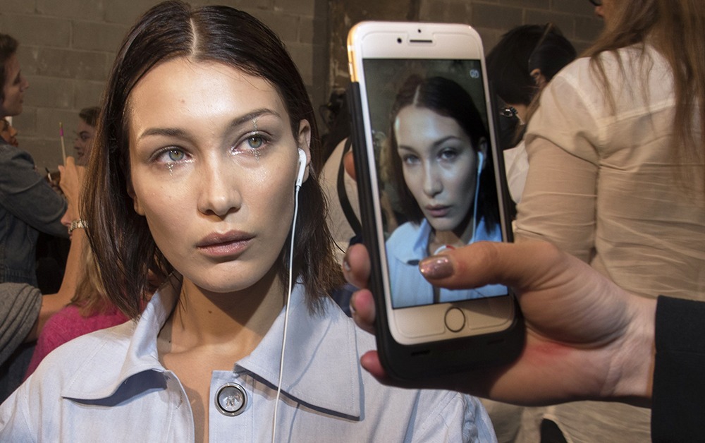 Фотография: Как телефон и компьютер старят кожу: молодая женщина ужаснулась последствиям излучения на лице №8 - BigPicture.ru