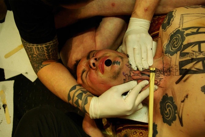 Фотография: Жертва самовыражения: зависимый от татуировок парень отрезал себе пальцы для впечатляющего образа №4 - BigPicture.ru
