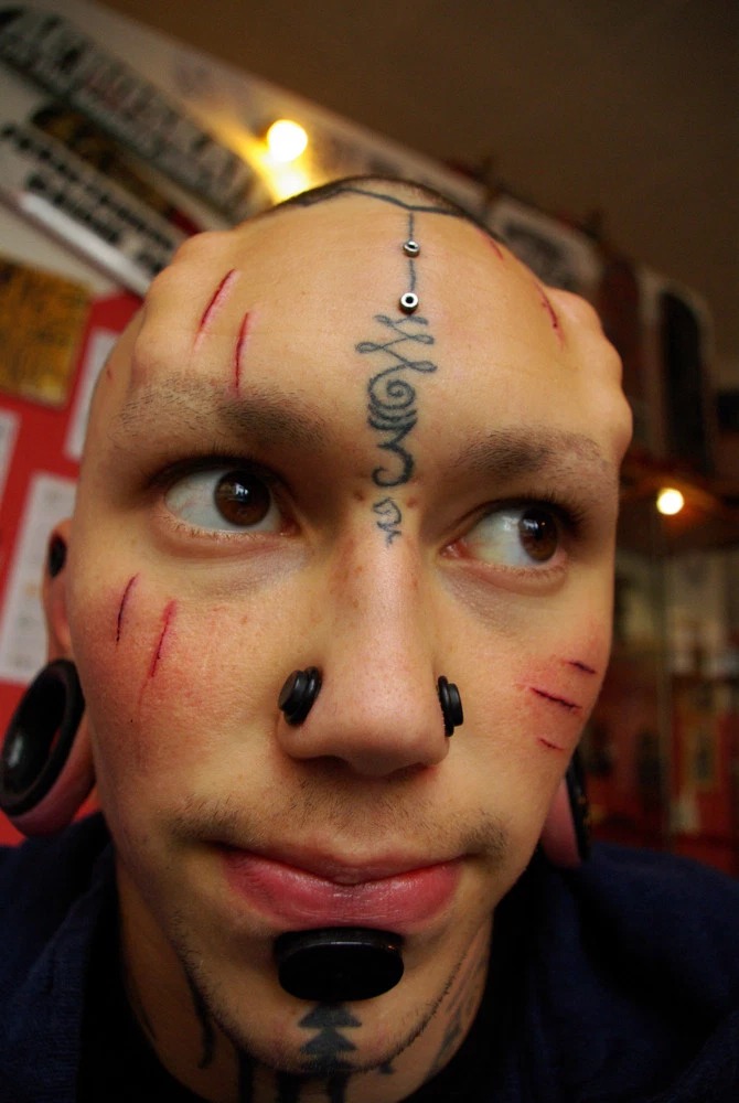 Фотография: Жертва самовыражения: зависимый от татуировок парень отрезал себе пальцы для впечатляющего образа №5 - BigPicture.ru