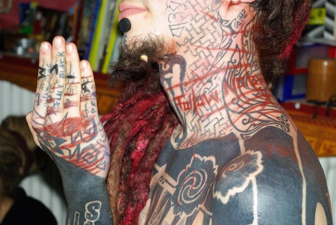 Фотография: Жертва самовыражения: зависимый от татуировок парень отрезал себе пальцы для впечатляющего образа №3 - BigPicture.ru