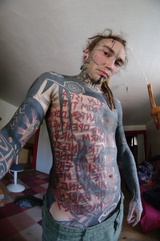Фотография: Жертва самовыражения: зависимый от татуировок парень отрезал себе пальцы для впечатляющего образа №8 - BigPicture.ru