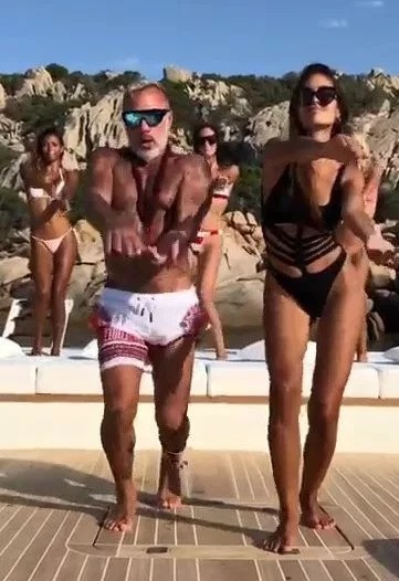 Фотография: Ушлепное видео: танцующий миллионер Джанлука Вакки барабанит моделей по попам №2 - BigPicture.ru