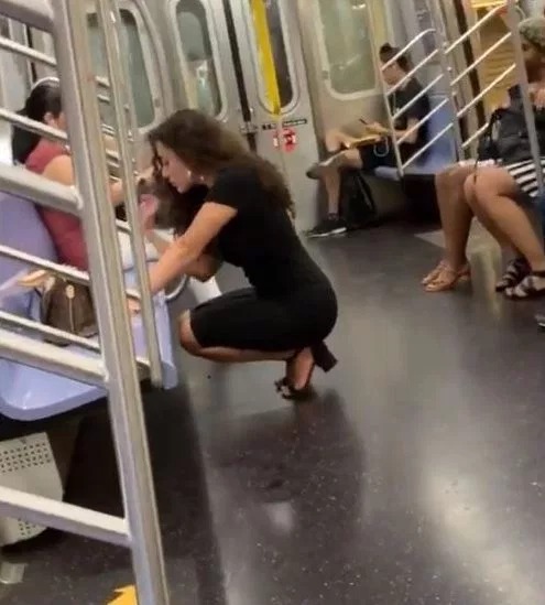 Фотография: Поездка с перчинкой: девушка сделала секси-селфи на глазах у пассажиров метро №3 - BigPicture.ru