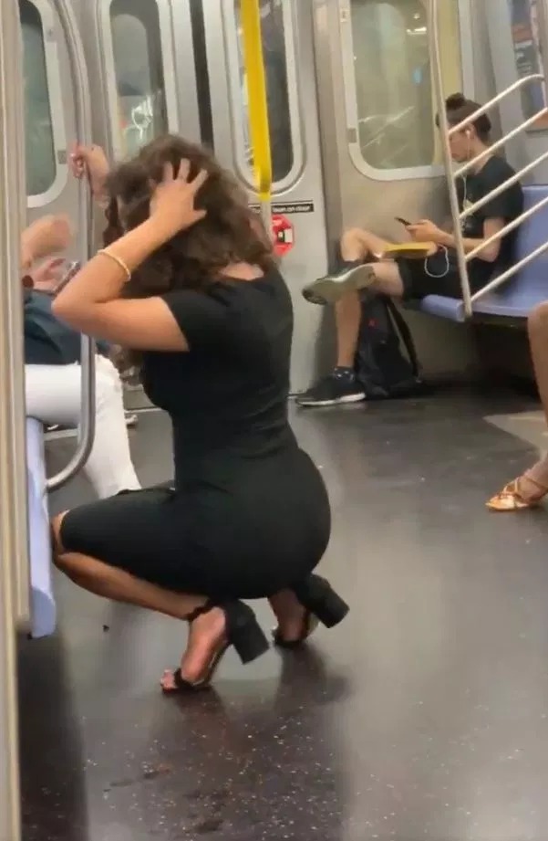 Фотография: Поездка с перчинкой: девушка сделала секси-селфи на глазах у пассажиров метро №4 - BigPicture.ru