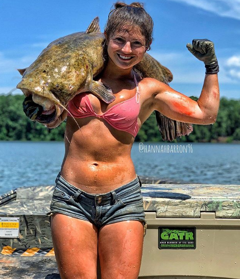 Фотография: Девушка любит ловить крупную рыбу, но ее метод рыбалки шокирует даже мужчин №3 - BigPicture.ru