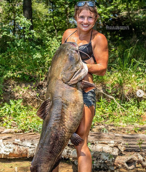 Фотография: Девушка любит ловить крупную рыбу, но ее метод рыбалки шокирует даже мужчин №5 - BigPicture.ru