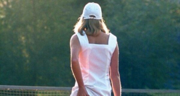 Попа, ставшая легендой: история создания знаменитой фотографии «Теннисистка»