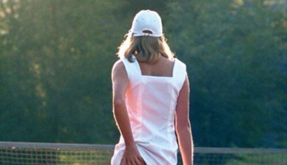 Попа, ставшая легендой: история создания знаменитой фотографии «Теннисистка»