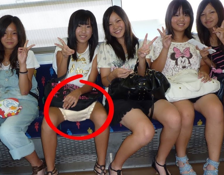 Фотография: Зачем молодые и здоровые японки постоянно носят подгузники? №5 - BigPicture.ru