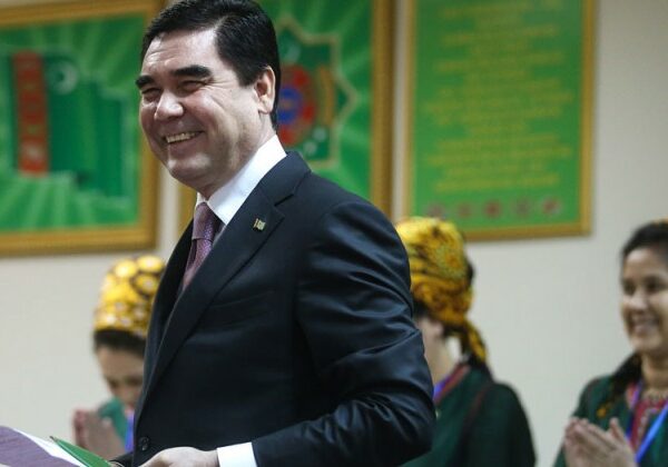 Президент Туркменистана побывал у Врат Ада, но вернулся к работе
