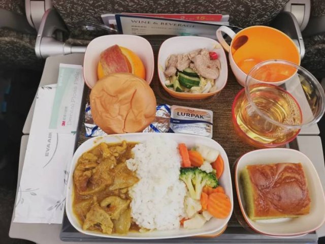 Фотография: Корм или еда? Как кормят в бизнес-классе и эконом-классе разных авиакомпаний №9 - BigPicture.ru