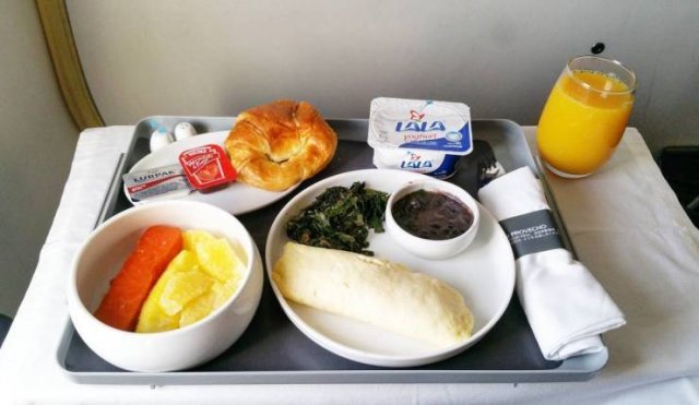 Фотография: Корм или еда? Как кормят в бизнес-классе и эконом-классе разных авиакомпаний №12 - BigPicture.ru