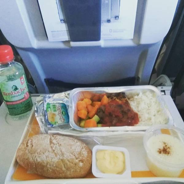 Фотография: Корм или еда? Как кормят в бизнес-классе и эконом-классе разных авиакомпаний №31 - BigPicture.ru