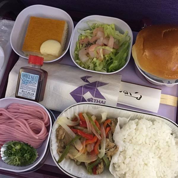 Фотография: Корм или еда? Как кормят в бизнес-классе и эконом-классе разных авиакомпаний №35 - BigPicture.ru