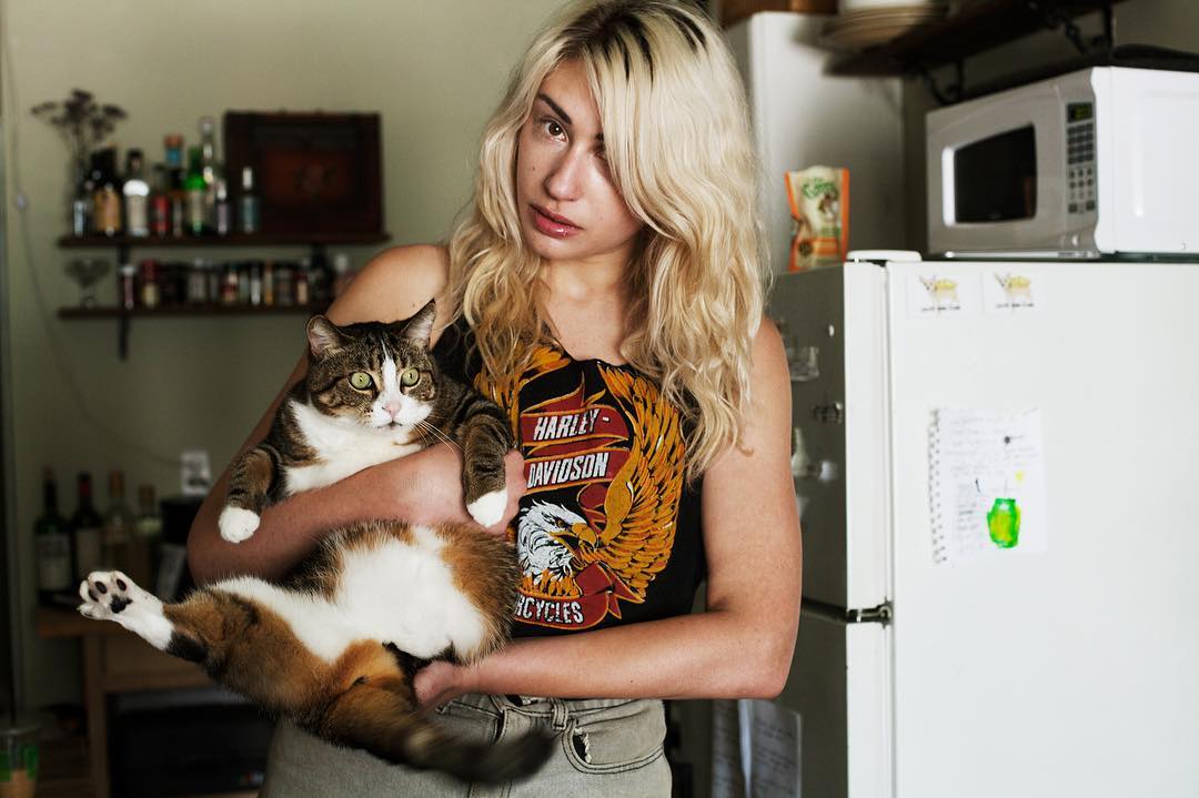 «Девушки и кошки»: фотограф из Нью-Йорка против стереотипов о сумасшедших кошатницах