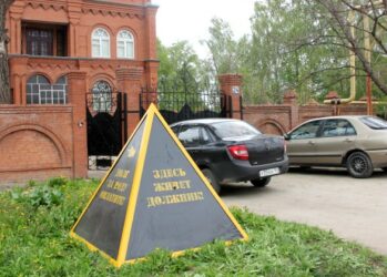 В Самаре коммунальщики взымают долги при помощи говорящей пирамиды