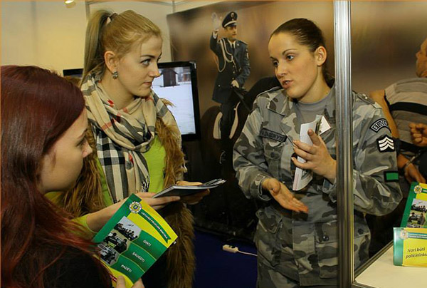 Фотография: Красавицы в погонах: как выглядят женщины-полицейские в разных странах №31 - BigPicture.ru