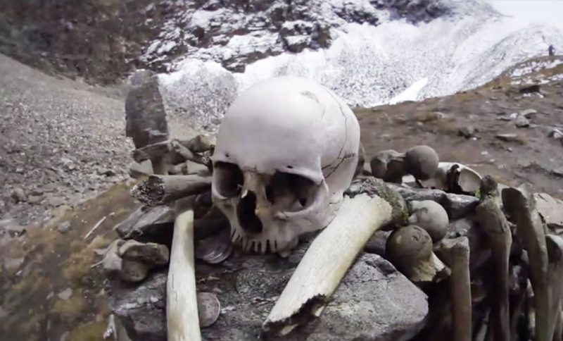 Фотография: Гималайское озеро Роопкунд: кладбище 500 человек, которое хранит свою тайну №12 - BigPicture.ru