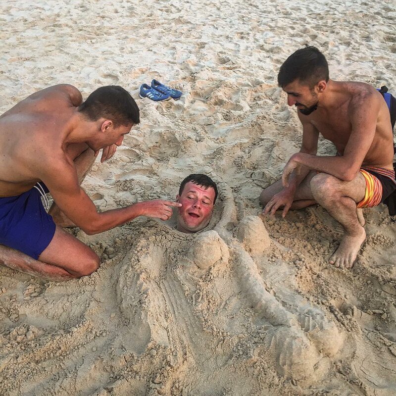 Фотография: Как развлечь себя на пляже? Перед этим веселым занятием не сможет устоять никто №12 - BigPicture.ru