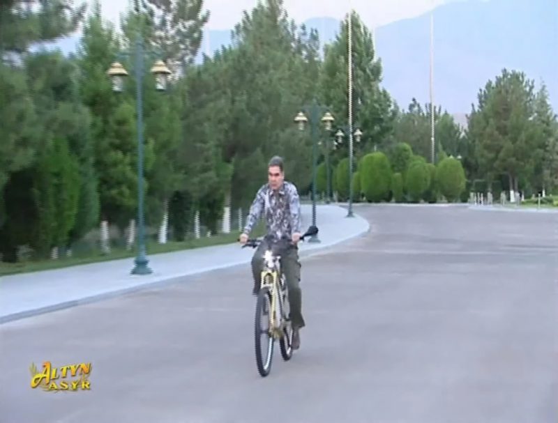 Фотография: Президент Туркменистана побывал у Врат Ада, но вернулся к работе №2 - BigPicture.ru