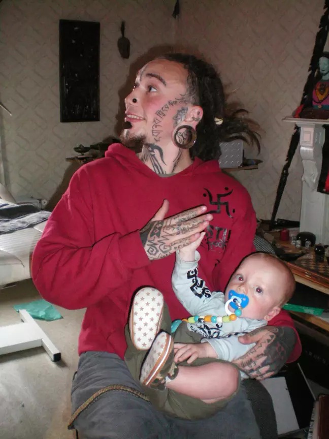 Фотография: Жертва самовыражения: зависимый от татуировок парень отрезал себе пальцы для впечатляющего образа №2 - BigPicture.ru
