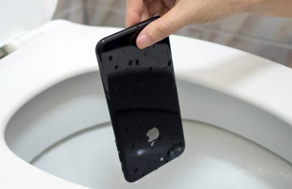 Фотография: 5 важных причин не брать смартфон в туалет №6 - BigPicture.ru