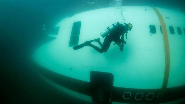Фотография: Под крылом самолета о чем-то поет зеленое море: в Бахрейне открыли подводный парк внутри 