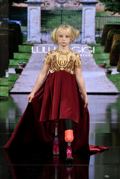Фотография: 9-летняя модель без ног вышла на подиум на Неделе моды в Нью-Йорке №2 - BigPicture.ru