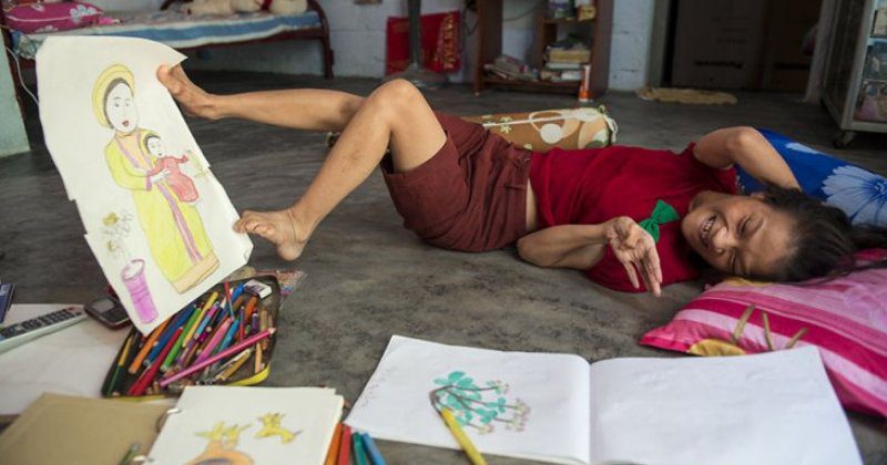 Фотография: Девушка-инвалид из Вьетнама рисует свои мечты ногами №1 - BigPicture.ru