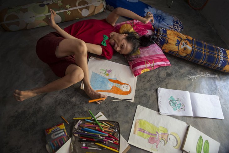 Фотография: Девушка-инвалид из Вьетнама рисует свои мечты ногами №2 - BigPicture.ru