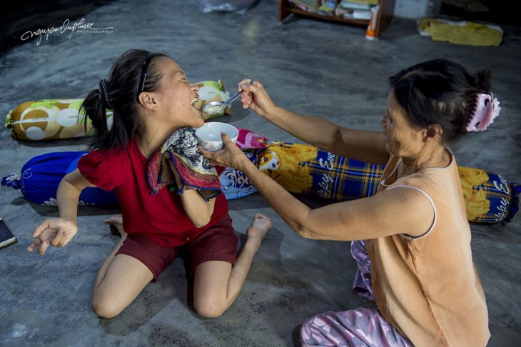 Фотография: Девушка-инвалид из Вьетнама рисует свои мечты ногами №3 - BigPicture.ru