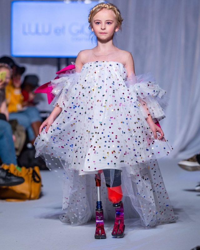 Фотография: 9-летняя модель без ног вышла на подиум на Неделе моды в Нью-Йорке №5 - BigPicture.ru