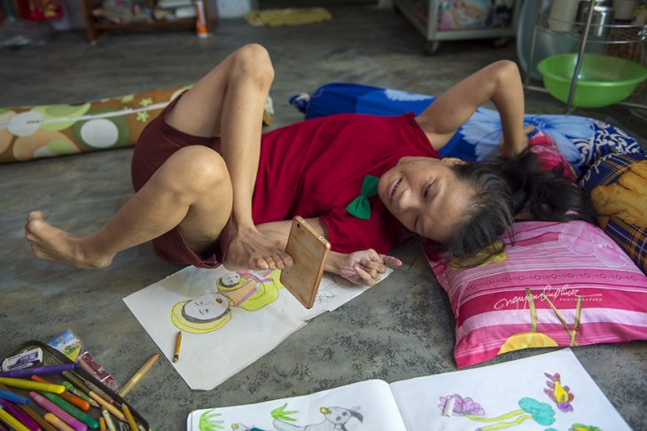 Фотография: Девушка-инвалид из Вьетнама рисует свои мечты ногами №4 - BigPicture.ru
