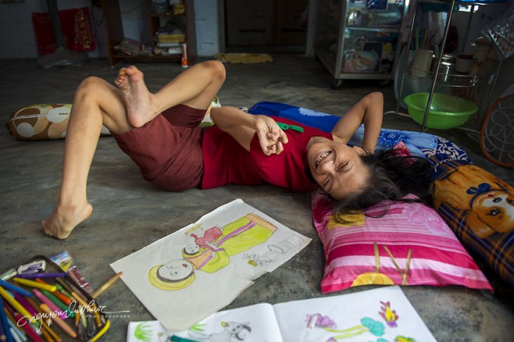 Фотография: Девушка-инвалид из Вьетнама рисует свои мечты ногами №5 - BigPicture.ru