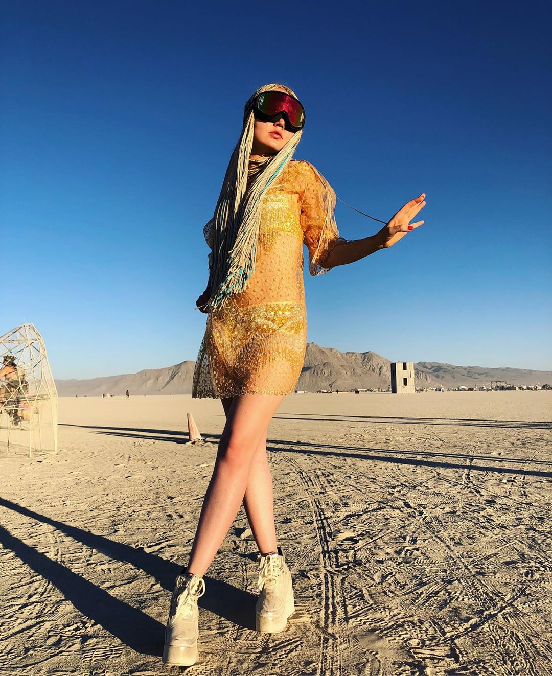 Фотография: 35 фото горячих девушек с не менее горячего фестиваля Burning Man-2019 №2 - BigPicture.ru