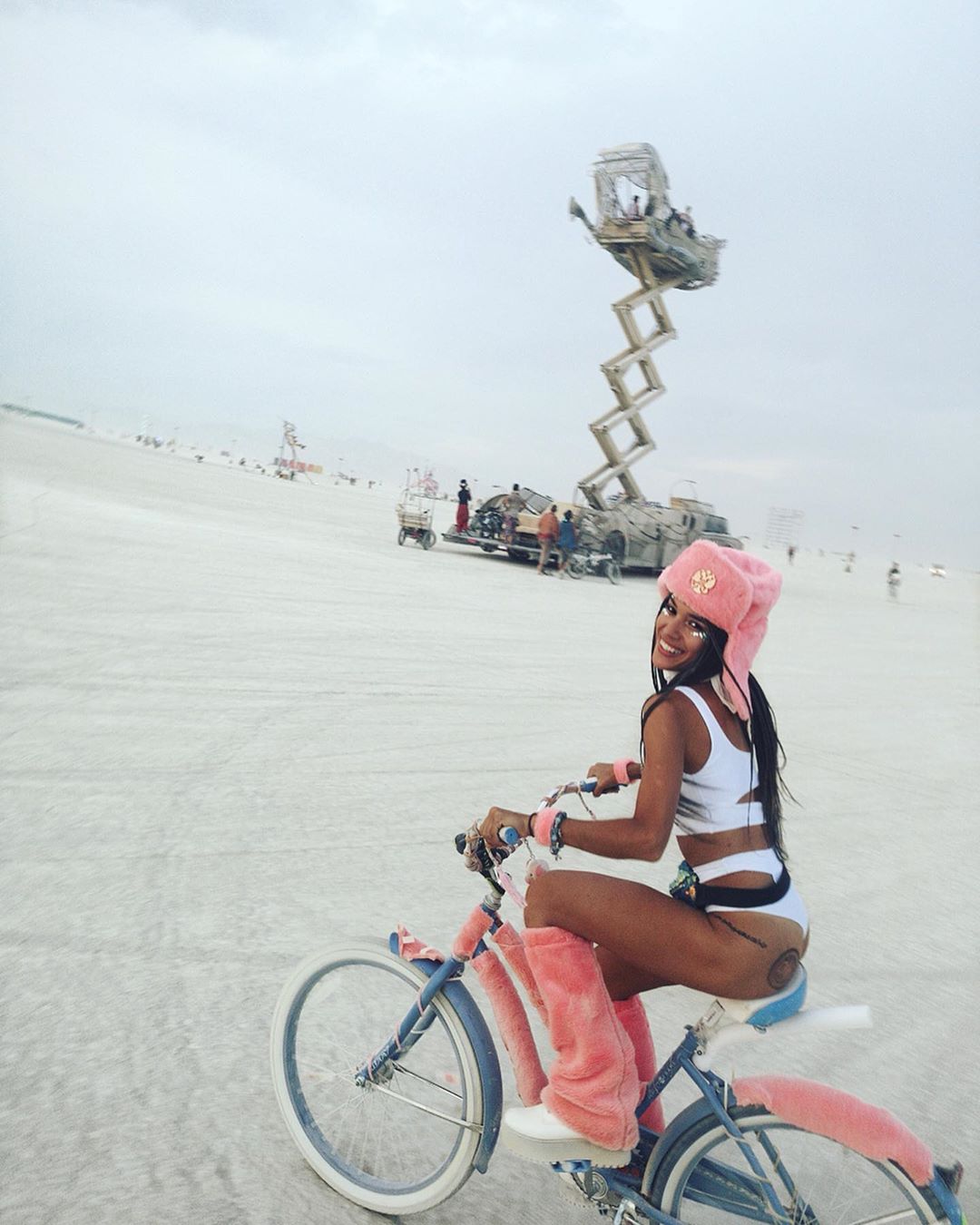 Фотография: 35 фото горячих девушек с не менее горячего фестиваля Burning Man-2019 №3 - BigPicture.ru