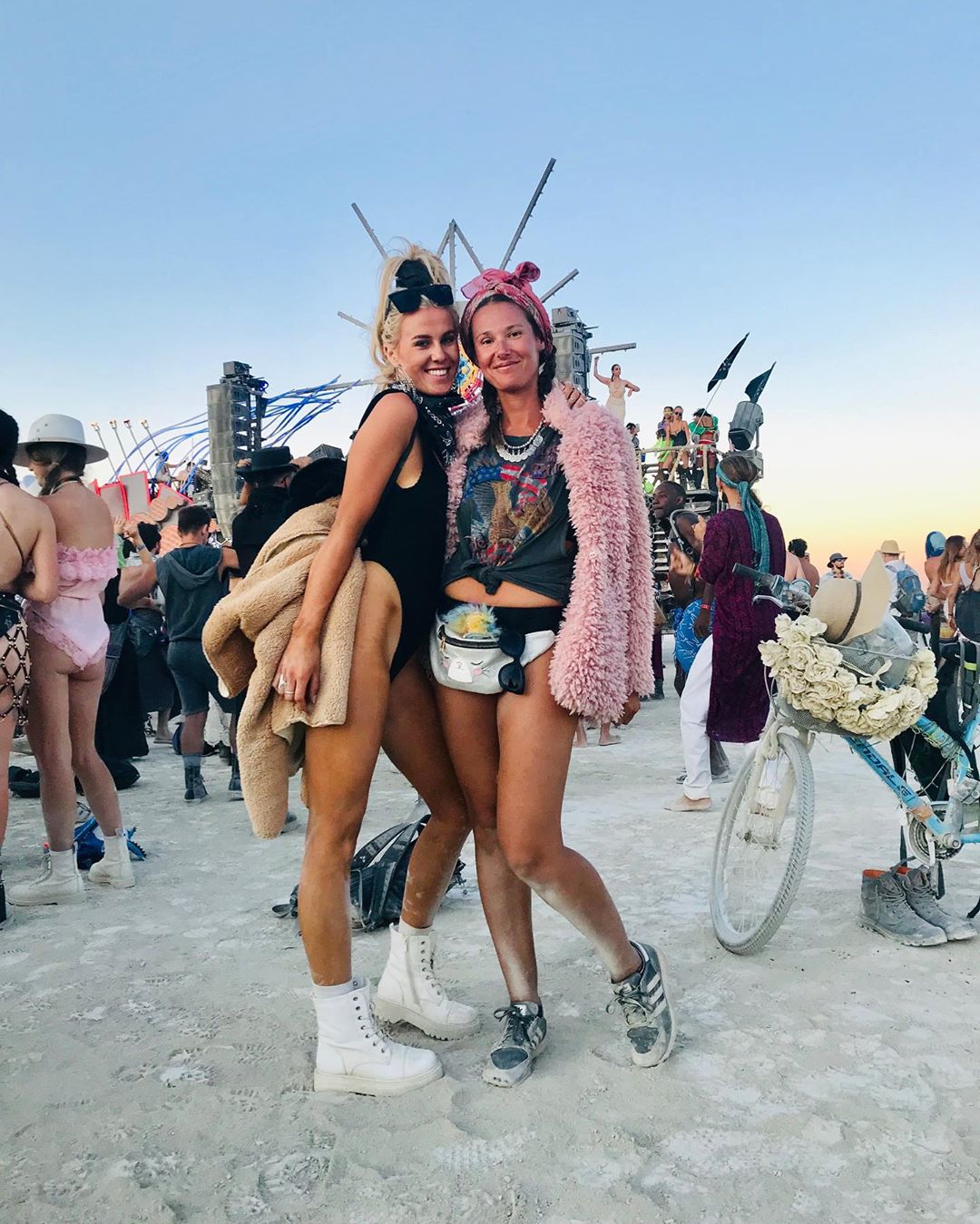 Фотография: 35 фото горячих девушек с не менее горячего фестиваля Burning Man-2019 №16 - BigPicture.ru