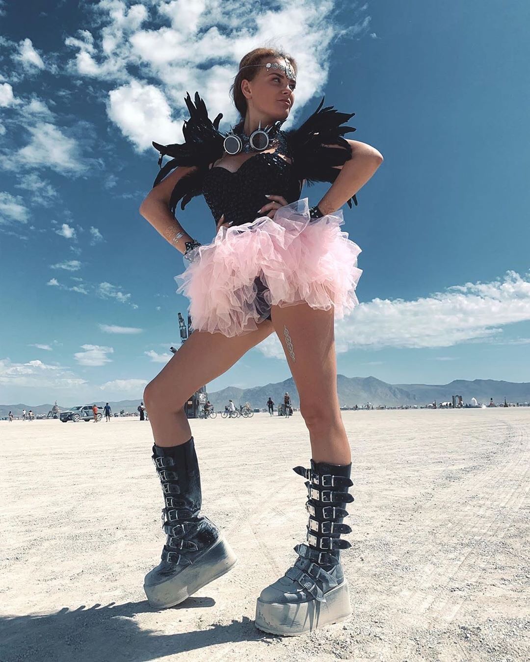 Фотография: 35 фото горячих девушек с не менее горячего фестиваля Burning Man-2019 №17 - BigPicture.ru