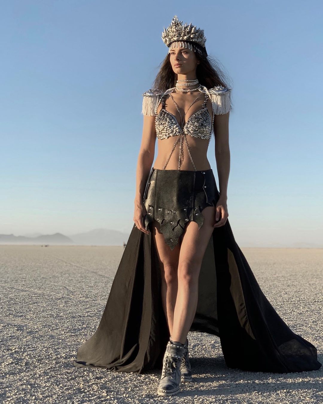 Фотография: 35 фото горячих девушек с не менее горячего фестиваля Burning Man-2019 №6 - BigPicture.ru