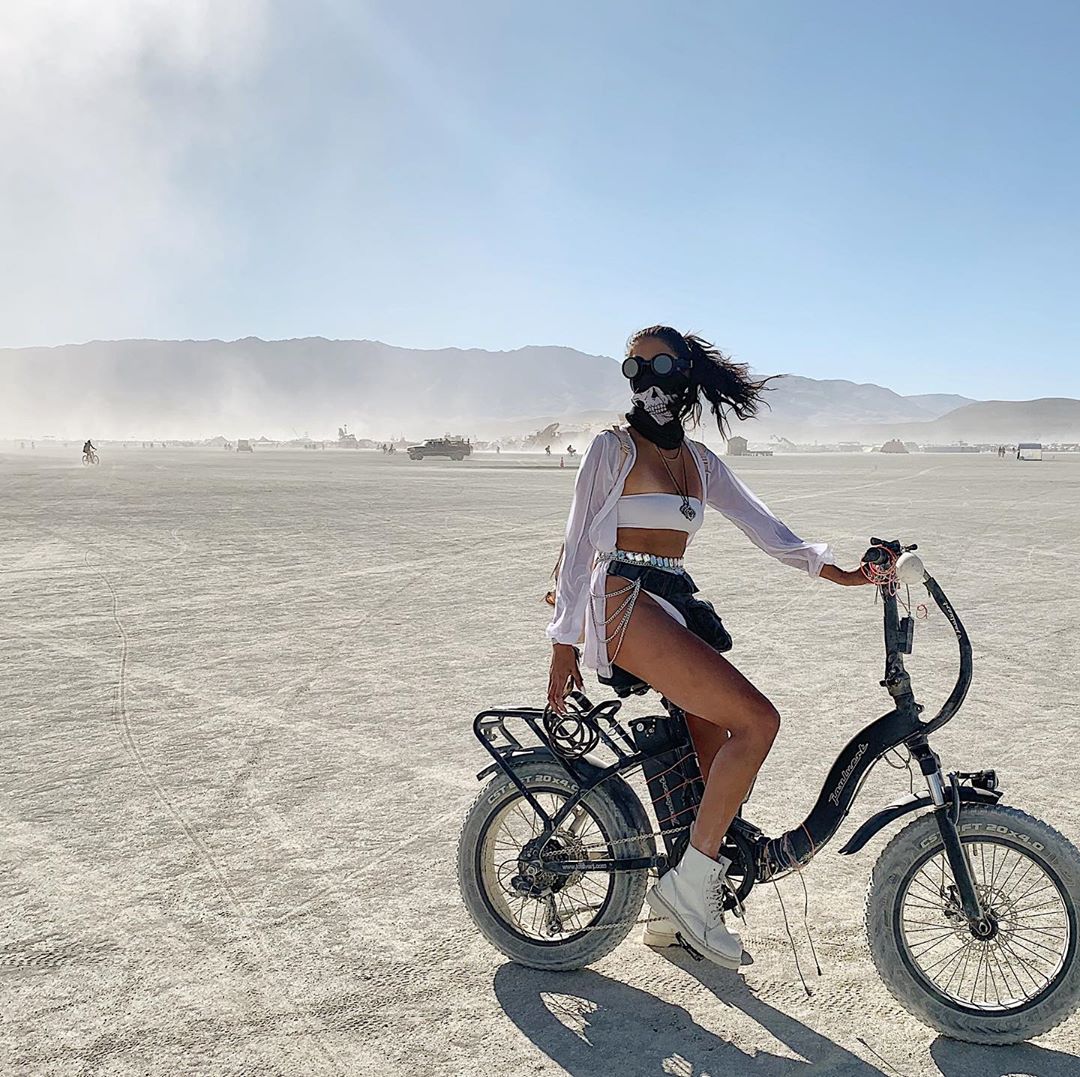 Фотография: 35 фото горячих девушек с не менее горячего фестиваля Burning Man-2019 №20 - BigPicture.ru