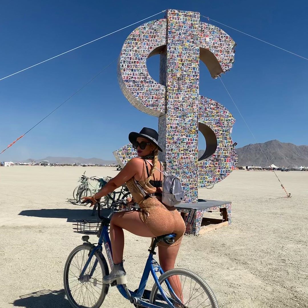 Фотография: 35 фото горячих девушек с не менее горячего фестиваля Burning Man-2019 №32 - BigPicture.ru