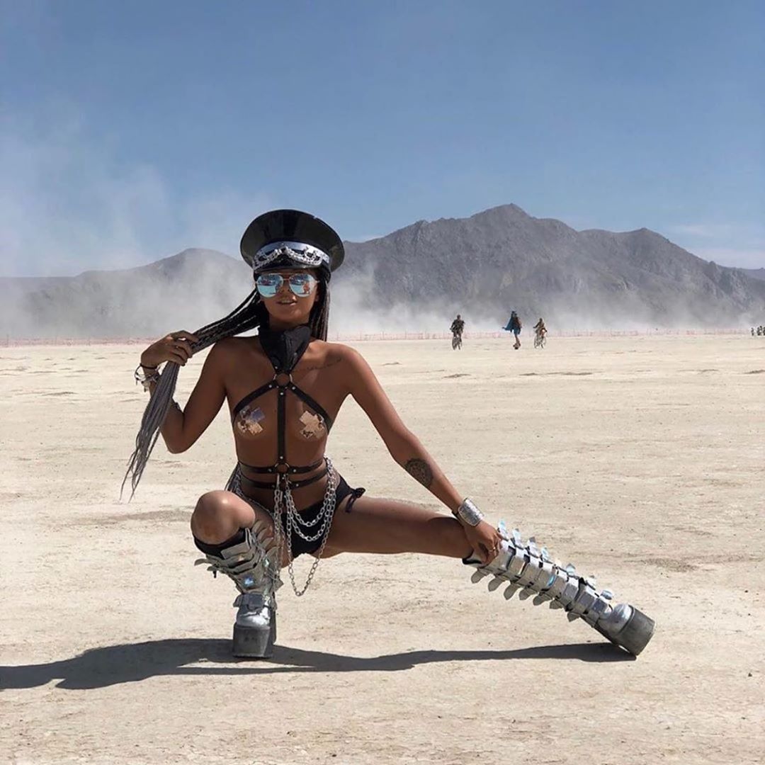 Фотография: 35 фото горячих девушек с не менее горячего фестиваля Burning Man-2019 №27 - BigPicture.ru