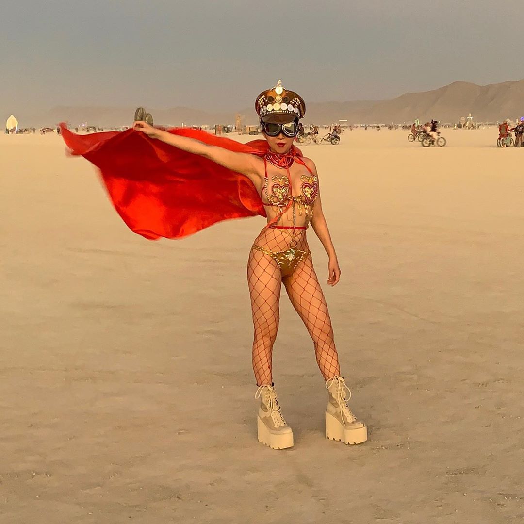 Фотография: 35 фото горячих девушек с не менее горячего фестиваля Burning Man-2019 №25 - BigPicture.ru