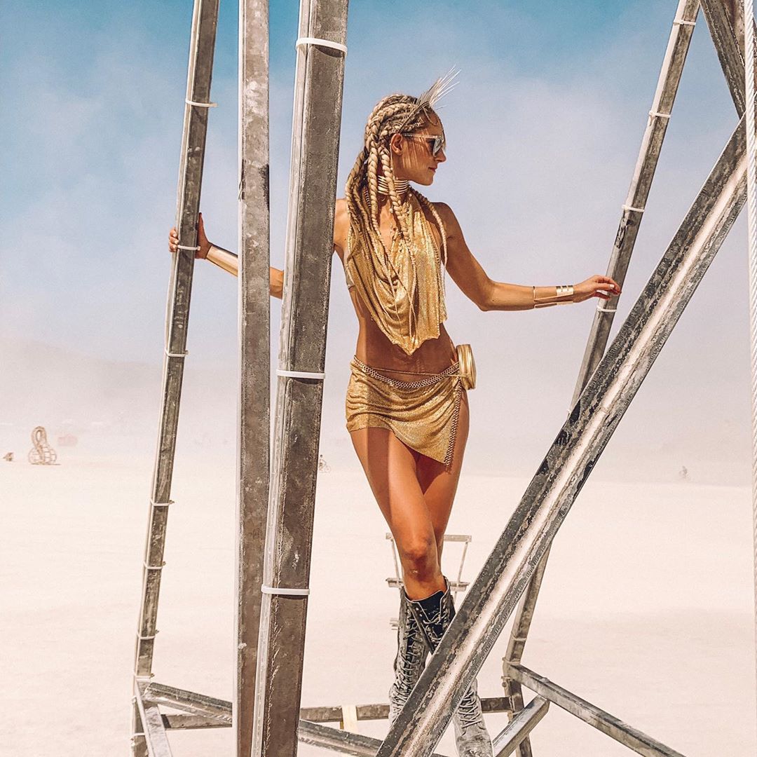 Фотография: 35 фото горячих девушек с не менее горячего фестиваля Burning Man-2019 №35 - BigPicture.ru