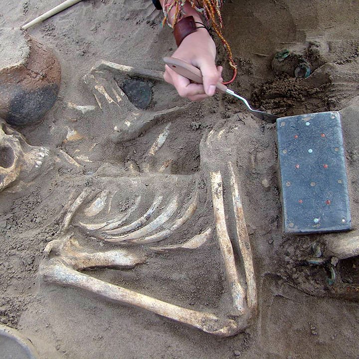 Фотография: В захоронении возрастом 2100 лет археологи нашли  