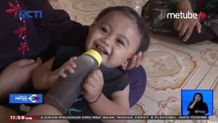 Фотография: Кофеманка с пеленок: в Индонезии мать поит годовалую малышку кофе вместо молока №2 - BigPicture.ru