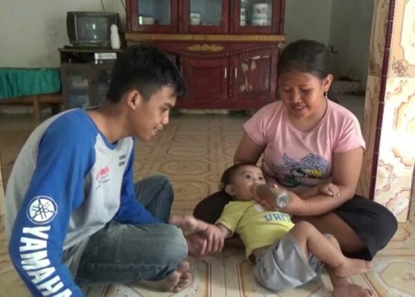 Кофеманка с пеленок: в Индонезии мать поит годовалую малышку кофе вместо молока