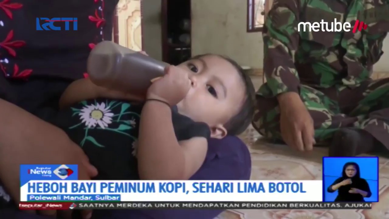 Фотография: Кофеманка с пеленок: в Индонезии мать поит годовалую малышку кофе вместо молока №5 - BigPicture.ru